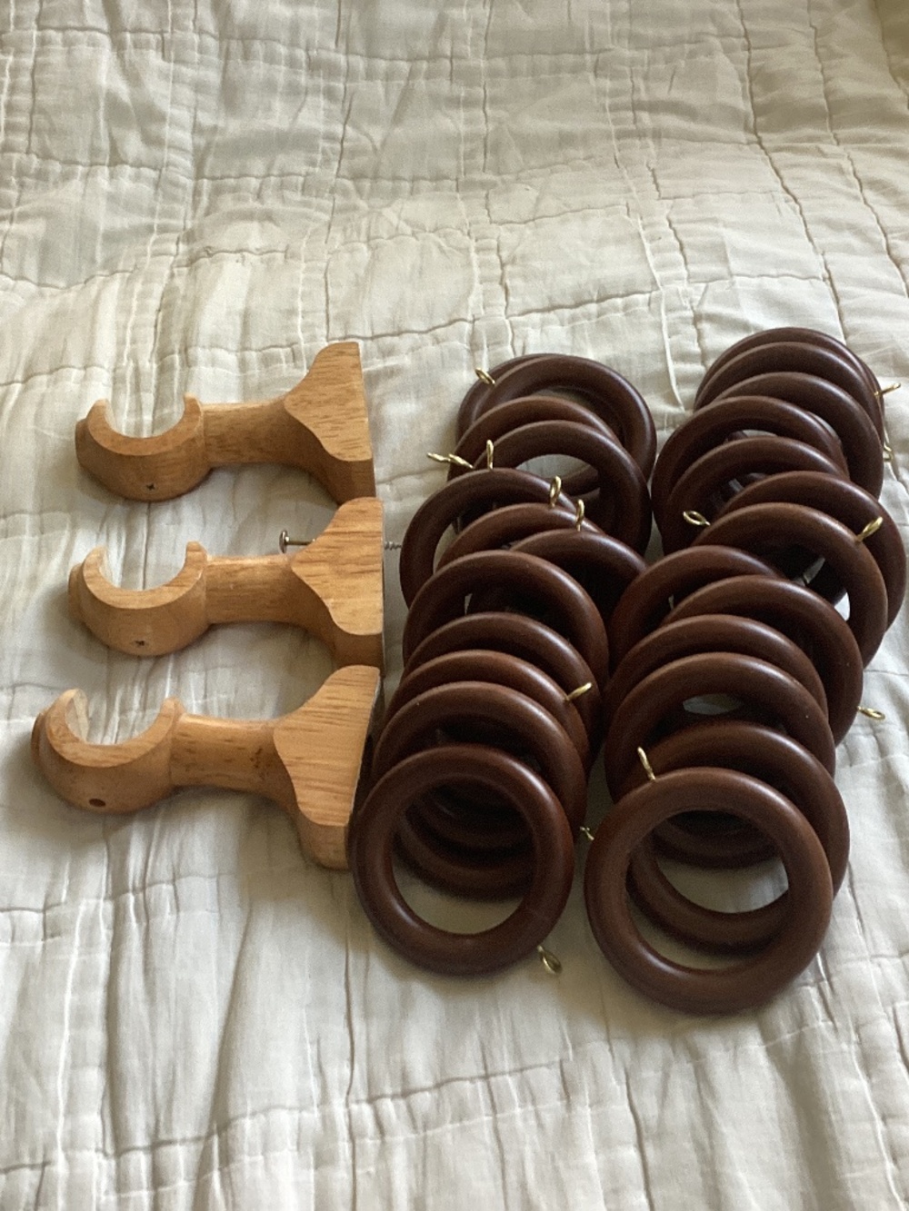 SET OF 26 DARK BROWN WOOD CURTAIN RINGS AND 3 WOOD BRACKETS